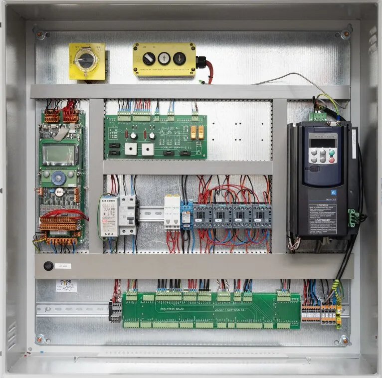 Cuadro de maniobra BP-408 abierto con variador, protecciones y cableado