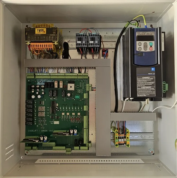 Maniobra ORIÓN con variador de frecuencia y reductor para ascensor eléctrico